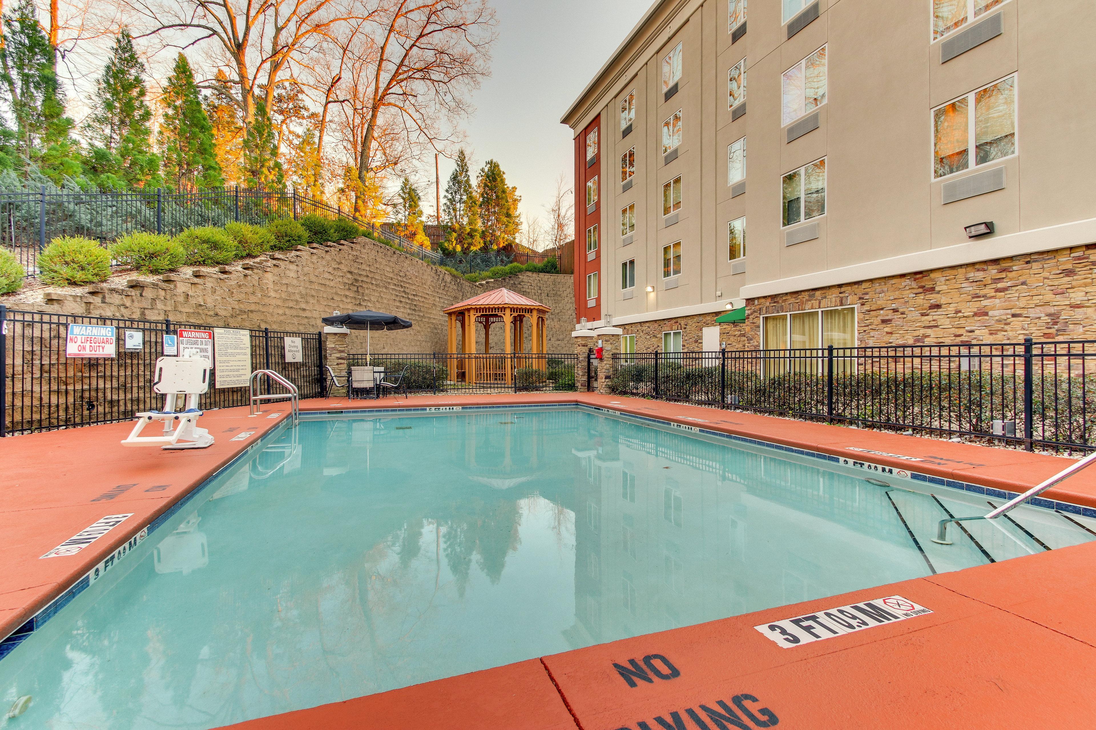 Holiday Inn Express Hotel & Suites Columbus-Fort Benning By Ihg Exterior photo