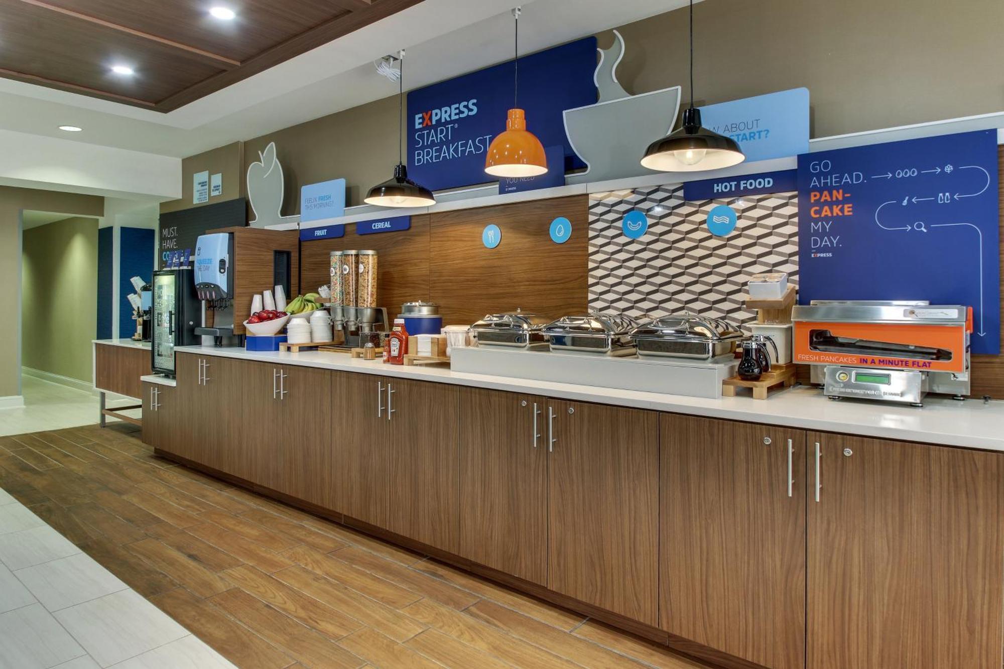 Holiday Inn Express Hotel & Suites Columbus-Fort Benning By Ihg Exterior photo