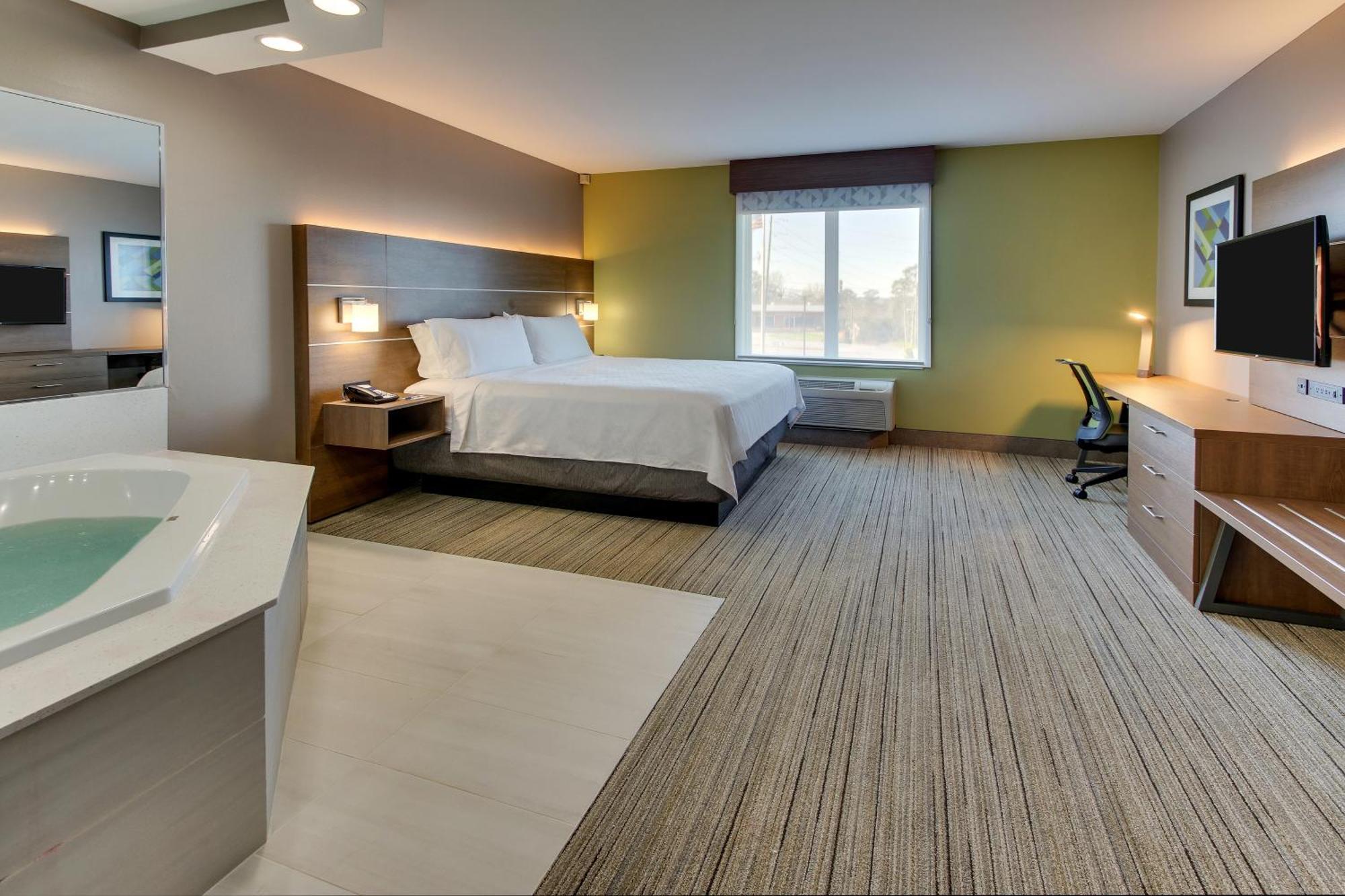 Holiday Inn Express Hotel & Suites Columbus-Fort Benning By Ihg Exterior photo
