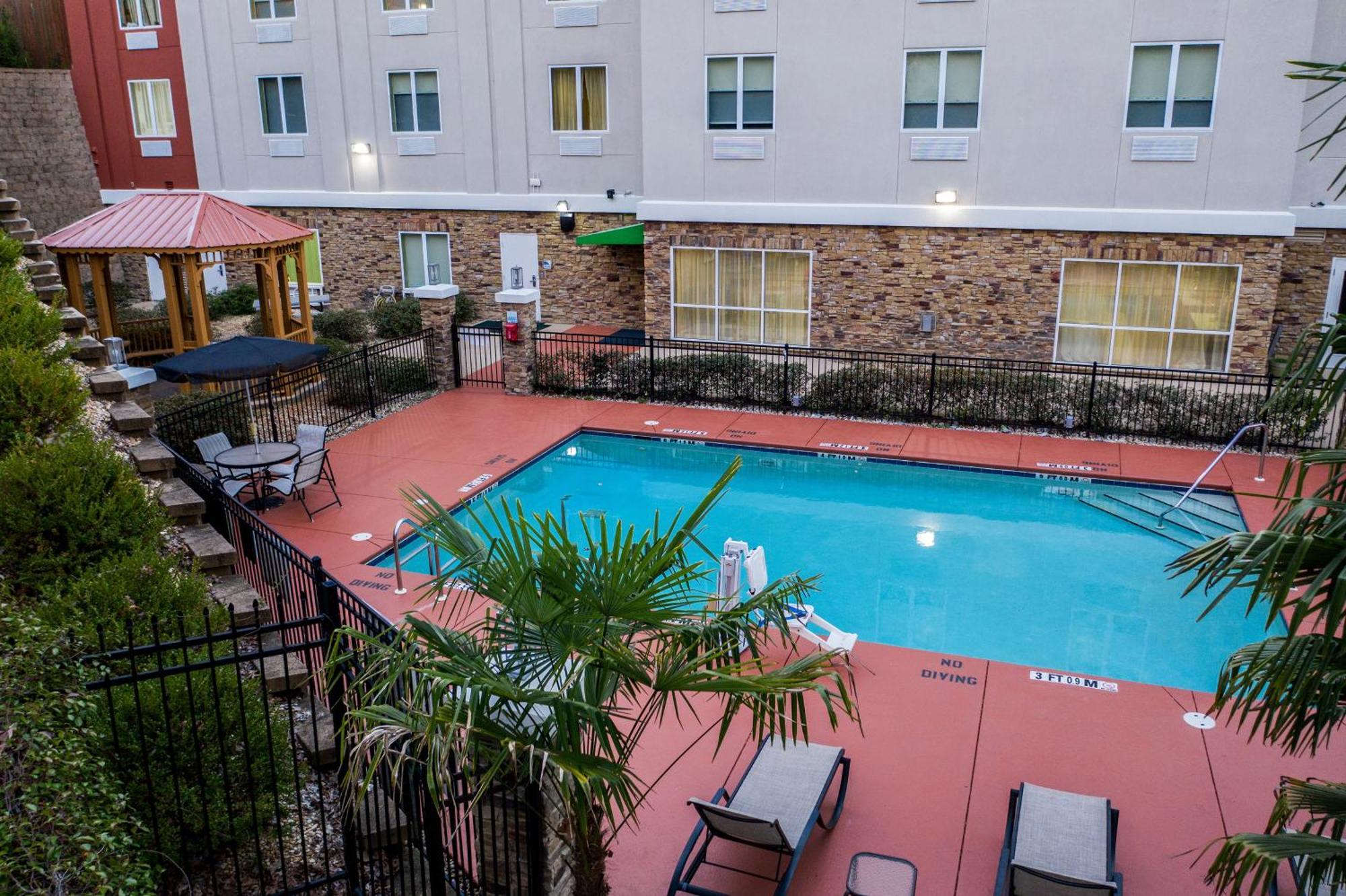 Holiday Inn Express Hotel & Suites Columbus-Fort Benning By Ihg Exterior photo