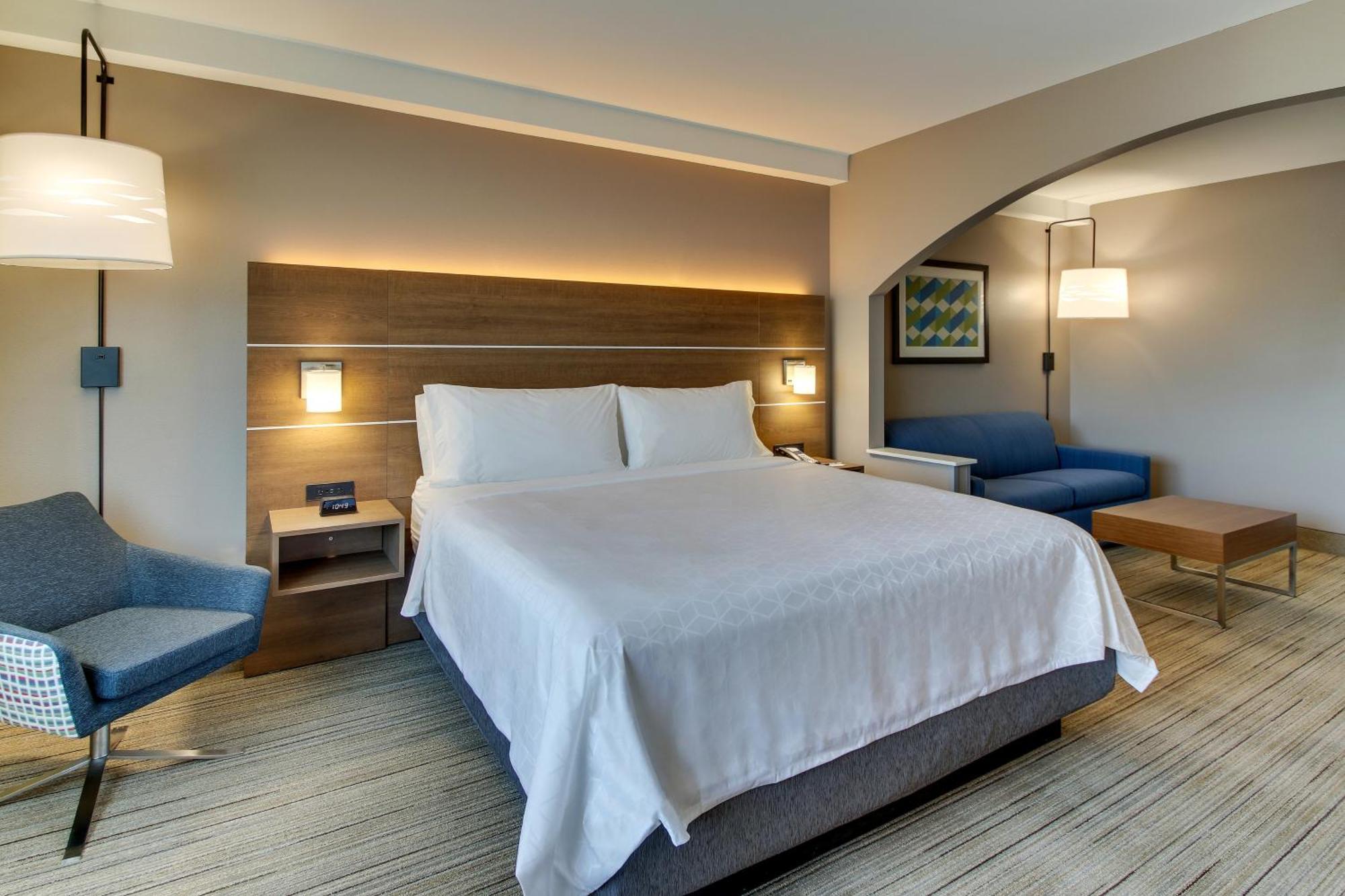 Holiday Inn Express Hotel & Suites Columbus-Fort Benning By Ihg Exterior photo