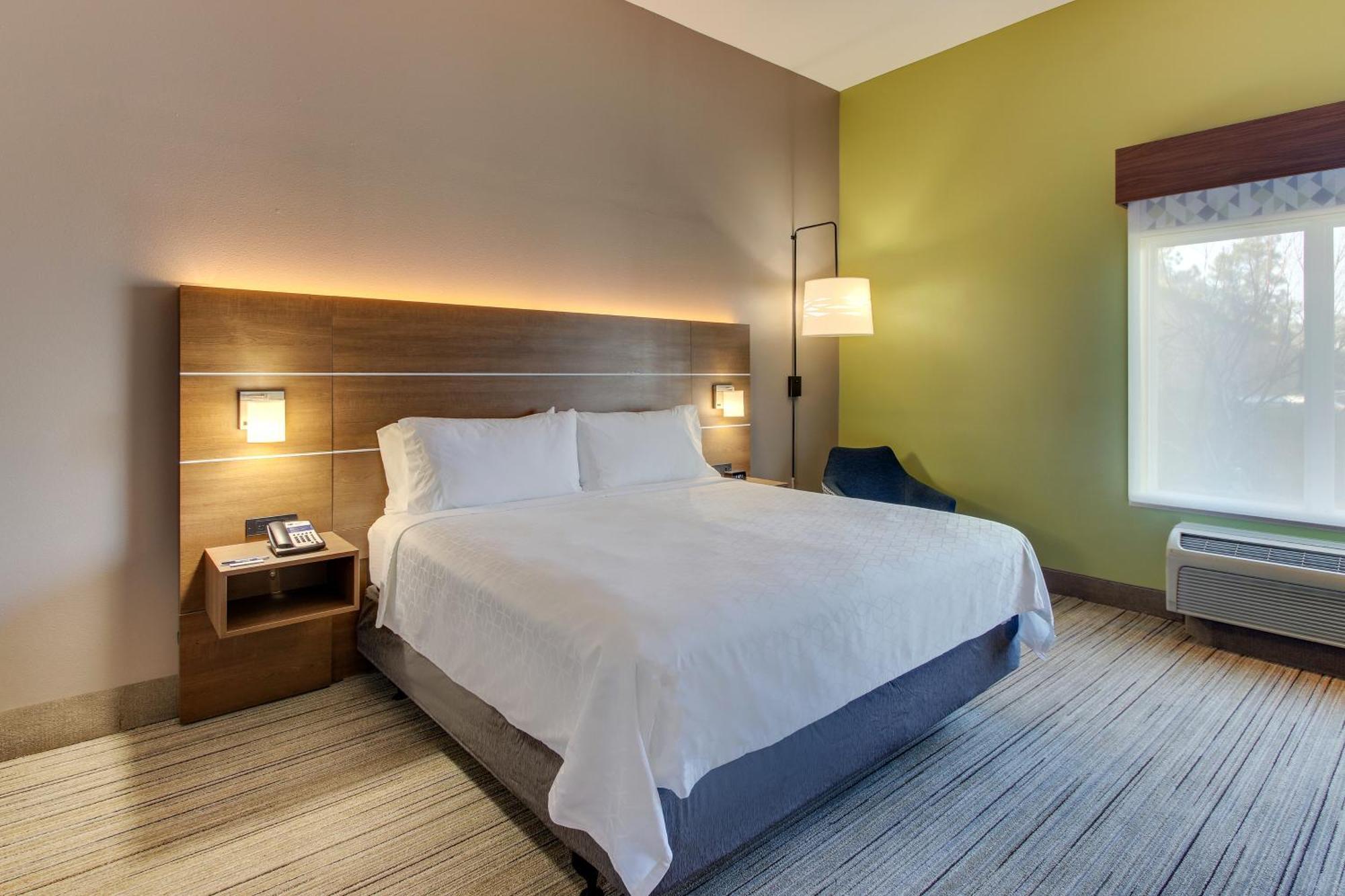 Holiday Inn Express Hotel & Suites Columbus-Fort Benning By Ihg Exterior photo