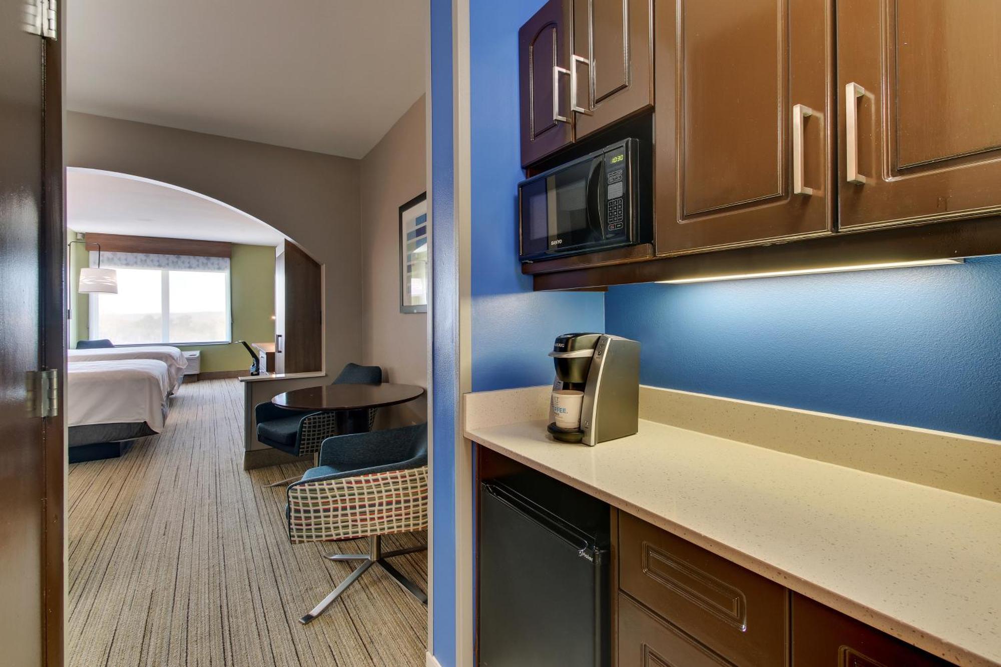 Holiday Inn Express Hotel & Suites Columbus-Fort Benning By Ihg Exterior photo